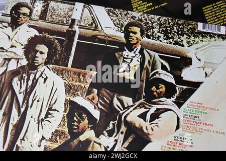 Viersen, Germania - 9 gennaio. 2024: Closeup of Bob Marley vinile album back cover Catch a Fire del 1973 con foto della band Wailers Foto Stock