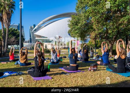 Corso di yoga, Parco Turia, città delle Arti e delle Scienze, Valencia, Spagna Foto Stock