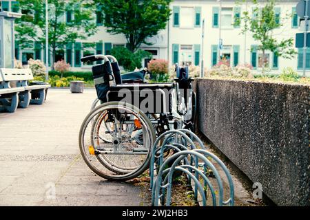 Sedie a rotelle per disabili parcheggio in un ospedale con vecchie condizioni. Disaggregazione non disponibile. Foto Stock