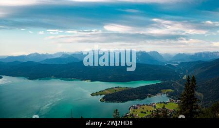 Lago e montagne. Vista aerea panoramica del villaggio bavarese Walchensee con il lago Alp Walchensee Foto Stock