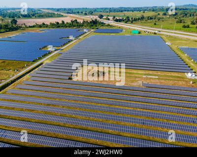 Pannelli solari energia solare sul campo nella vista aerea estiva in Thailandia campo a pannelli solari Foto Stock
