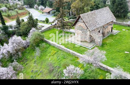 Drone paesaggio aereo dell'antica chiesa ortodossa cristiana in primavera. Cappella Santa Maria Asinoy cipro Foto Stock