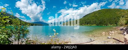 Splendido paesaggio. Monte Karwendel alla luce del mattino riflessa nelle calme acque del lago Foto Stock