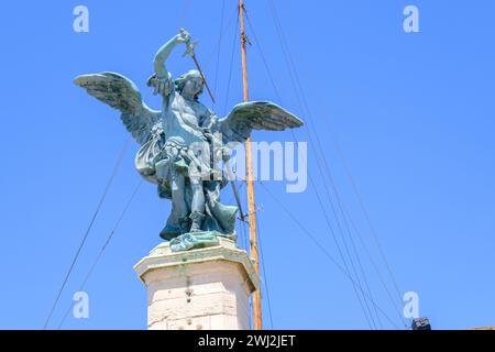 Statua dell'Angelo in cima a Castel Sant'Angelo a Roma, Italia Foto Stock
