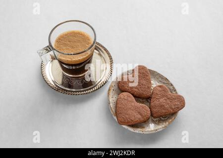 Tazza di caffè e biscotti a forma di cuore per San Valentino Foto Stock