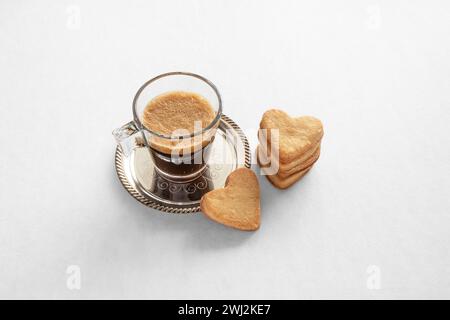 Tazza di caffè e biscotti a forma di cuore per San Valentino Foto Stock
