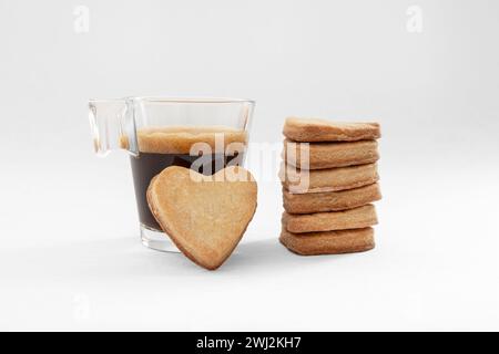 Tazza di caffè e biscotti a forma di cuore per San Valentino Foto Stock