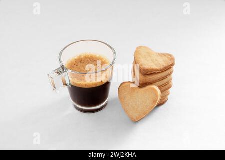 Tazza di caffè e biscotti a forma di cuore per San Valentino Foto Stock