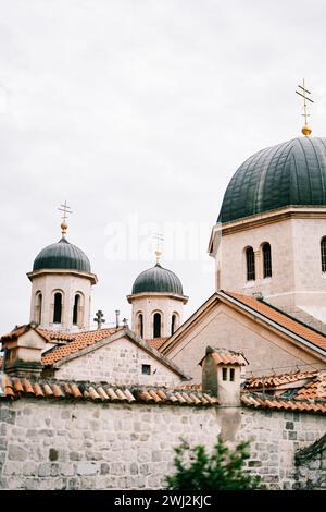 Cupola e campanili della vecchia chiesa ortodossa in pietra di San Nicola. Kotor, Montenegro Foto Stock