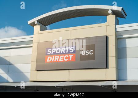 Wolverhampton, Inghilterra – 12 febbraio 2024: Rivenditore di articoli sportivi nel Regno Unito, segnaletica Sports Direct presso il Bentley Bridge Retail Park di Wolverhampton Foto Stock
