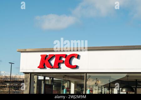Wolverhampton, Inghilterra – 12 febbraio 2024: Catena di ristoranti USA, cartellonistica KFC presso il Bentley Bridge Retail Park di Wolverhampton Foto Stock