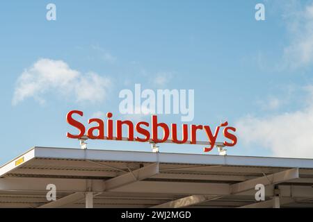 Wolverhampton, Inghilterra – 12 febbraio 2024: Cartello della catena di supermercati del Regno Unito Sainsburys sul tetto di una stazione di rifornimento Foto Stock