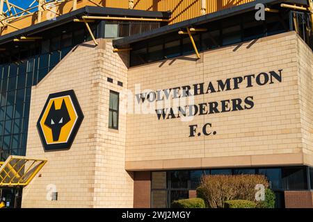 Wolverhampton, Inghilterra – 12 febbraio 2024: Facciata dello stadio del Wolverhampton Wanderers, squadra di calcio del Regno Unito con logo e nome della squadra Foto Stock