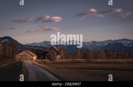 Durante un'escursione lungo il confine tra Austria e Svizzera, camminerai tra paesaggi mozzafiato, paesaggi di montagna e villaggi di montagna che sembrano aver dormito negli ultimi 100 anni. Foto Stock