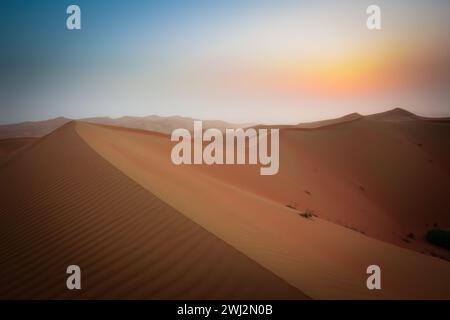 Una meravigliosa e cupa alba nel deserto di Rub al Khali negli emirati Arabi uniti Foto Stock