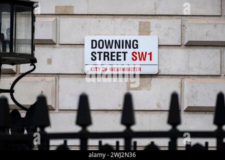 Il cartello di Downing Street sopra i cancelli di sicurezza pesanti il 5 febbraio 2024 a Londra, Regno Unito. 10 Downing Street, nota anche come numero 10, è la residenza ufficiale e l'ufficio esecutivo del primo ministro del Regno Unito. Foto Stock
