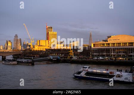 Vista dello skyline che guarda sul Tamigi verso la South Bank al tramonto del 10 febbraio 2024 a Londra, Regno Unito. La City of London è una città, una contea cerimoniale e un distretto governativo locale che contiene il principale quartiere centrale degli affari di Londra. La City of London è ampiamente indicata semplicemente come la City è anche conosciuta colloquialmente come The Square Mile. Foto Stock