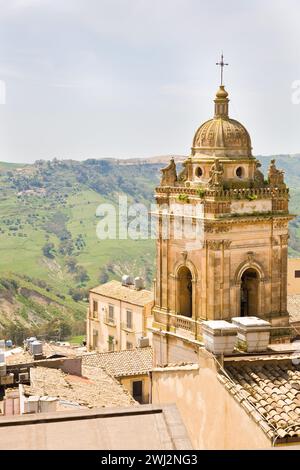 Il campanile della chiesa di San Giacomo del comune di Caltagirone in provincia di Catiana in Sicilia Foto Stock