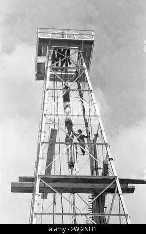 Vista ad angolo basso del lavoratore del petrolio su Oil derrick, Kilgore, Texas, USA, Russell Lee, U.S. Farm Security Administration Foto Stock