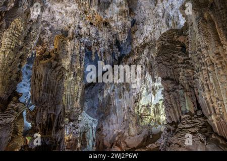 Formazione di stalagmiti e stalattiti nella grotta di Hang Sơn Đoòng in Vietnam Foto Stock