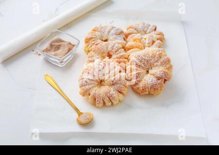 Anelli di mele con pasta sfoglia fatti in casa, piccolo spuntino sano Foto Stock