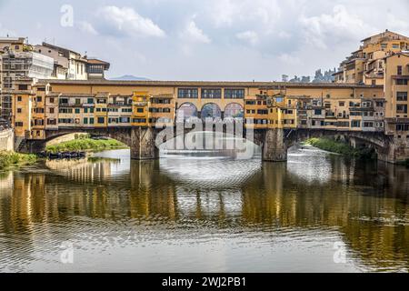 Il Ponte Vecchio è un ponte medioevale ad arco segmentario in pietra chiuso sull'Arno, a Firenze Foto Stock