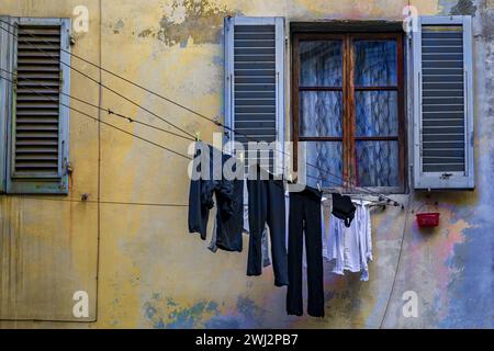 Lavanderia, stoffe appese alla stoffa, finestre con persiane esterne, Venezia Italia Foto Stock