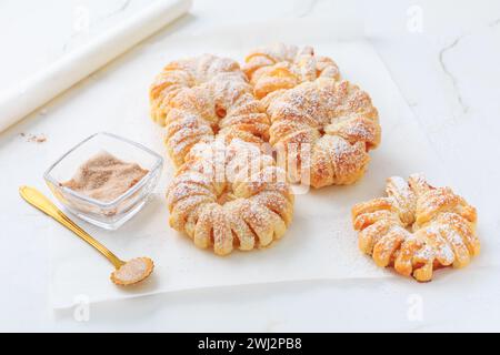 Anelli di mele con pasta sfoglia fatti in casa, piccolo spuntino sano Foto Stock