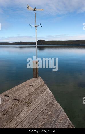 Molo di legno sulla costa del porto di Macquarie sulla costa occidentale della Tasmania in Australia Foto Stock