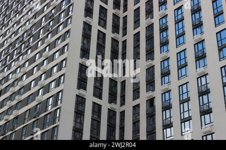 Stesse finestre e balconi dei nuovi High Rise Apartments foto di sfondo urbano Foto Stock