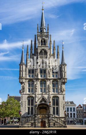 Het Oude Stadhuys Gouda sulla piazza del mercato del formaggio a Gouda in una giornata di sole. Foto Stock