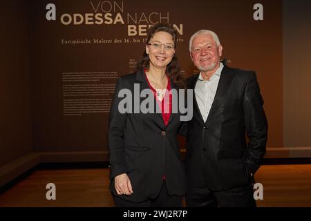 Berlino, Germania. 12 febbraio 2024. Dagmar Hirschfelder, direttore del Gemäldegalerie, e Igor Poronyk, direttore del Museo d'arte occidentale e orientale di Odessa, all'inaugurazione della mostra 'da Odessa a Berlino. Pittura europea dal XVI al XIX secolo" al Gemäldegalerie di Berlino. Dal 13 febbraio 2024, il Gemäldegalerie di Berlino presenterà una selezione mirata di dipinti del Museo d'arte occidentale e orientale di Odessa L'occasione è il secondo anniversario dell'attacco russo all'Ucraina. Credito: Joerg Carstensen/dpa/Alamy Live News Foto Stock