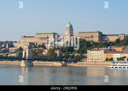 Lo storico castello di Buda sopra il Danubio e il Ponte delle catene di Budapest Foto Stock