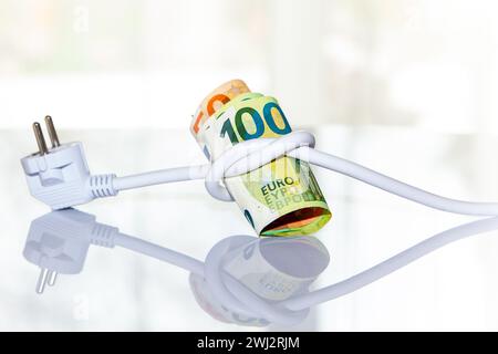 Rotolo di banconote in euro legato con una spina elettrica. su sfondo chiaro. Concetto di salvataggio degli eletti Foto Stock