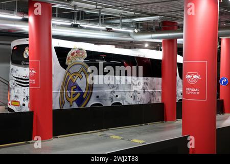 Lipsia, Germania. 12 febbraio 2024. Calcio: Champions League, prima dell'andata del turno 16 tra RB Lipsia e Real Madrid. L'autobus della squadra del Real Madrid è parcheggiato nello stadio. Crediti: Jan Woitas/dpa/Alamy Live News Foto Stock