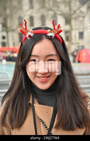 Trafalgar Square, Londra, Regno Unito. 11 febbraio 2024. La comunità cinese ospita quest'anno uno spettacolo spettacolare per il Capodanno lunare 2024, con il CPC che sponsorizza tutte le esibizioni che provengono da Pechino e Guangzhou. Il nuovo anno lunare è anche conosciuto come Capodanno cinese o Festival di primavera. La celebrazione cinese a Londra ha attirato migliaia di persone. Vivi le danze tradizionali del drago e del leone volante e gli spettacoli teatrali pieni di divertimento provenienti dalla Cina, tra cui l'opera e le acrobazie di Pechino, le mostre di arti marziali e l'antica magia di Londra, Regno Unito. Credito: Vedi li/Picture Capital/Alamy Live News Foto Stock