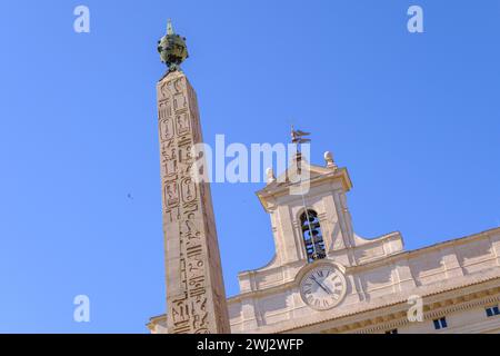 Roma, IT - 11 agosto 2023: Palazzo Montecitorio e Obelisco di Montecitorio Foto Stock