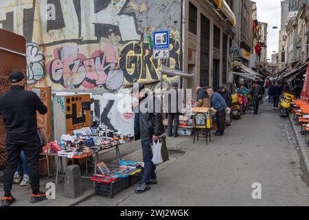 12 febbraio 2024: ISTANBUL, TURCHIA, 12 FEBBRAIO 2024: Persone che fanno shopping al mercato del giovedì di Karakoy durante i giorni di alta inflazione. L'istituto turco di statistica, TUIK, ha superato le aspettative nel gennaio 2024, raggiungendo il 6,70%. L'inflazione annua è stata registrata al 64,86%. L'inflazione è il tema più importante dell'agenda economica in Turchia. (Credit Image: © Tolga Ildun/ZUMA Press Wire) SOLO PER USO EDITORIALE! Non per USO commerciale! Foto Stock