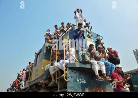 Dacca, Bangladesh. 11 febbraio 2024. Migliaia di devoti musulmani stanno tornando a casa su un treno sovraffollato dopo aver frequentato l'Akheri Munajat o le preghiere finali durante la seconda fase di Biswa Ijtema presso la congregazione annuale dei musulmani a Tongi, nel nord di Dhaka, alla periferia di Dhaka, in Bangladesh. L'11 febbraio 2024 a Dacca, Bangladesh (foto di Rafayat Haque Khan/ Eyepix Group/Sipa USA) credito: SIPA USA/Alamy Live News Foto Stock