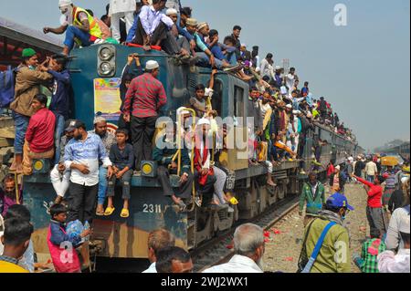 Dacca, Bangladesh. 11 febbraio 2024. Migliaia di devoti musulmani stanno tornando a casa su un treno sovraffollato dopo aver frequentato l'Akheri Munajat o le preghiere finali durante la seconda fase di Biswa Ijtema presso la congregazione annuale dei musulmani a Tongi, nel nord di Dhaka, alla periferia di Dhaka, in Bangladesh. L'11 febbraio 2024 a Dacca, Bangladesh (foto di Rafayat Haque Khan/ Eyepix Group/Sipa USA) credito: SIPA USA/Alamy Live News Foto Stock