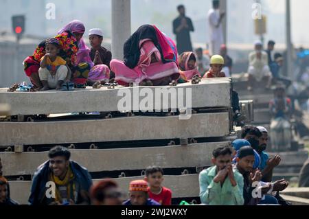 Dacca, Bangladesh. 11 febbraio 2024. I devoti musulmani offrono preghiere mentre prendono parte all'Akheri Munajat o preghiere finali durante la seconda fase di Biswa Ijtema presso la congregazione annuale dei musulmani a Tongi, nel nord di Dhaka, alla periferia di Dhaka, in Bangladesh. L'11 febbraio 2024 a Dacca, Bangladesh (foto di Rafayat Haque Khan/ Eyepix Group/Sipa USA) credito: SIPA USA/Alamy Live News Foto Stock