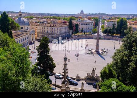 Roma, IT - 11 agosto 2023: Vista dall'alto di Piazza del popolo Foto Stock