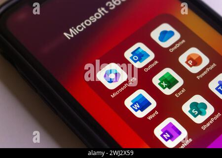 App di Microsoft 365 (precedentemente Office), una famiglia di software per la produttività basato su cloud (Outlook, OneDrive, Word, Excel, PowerPoint, etc), visto in iPhone Foto Stock