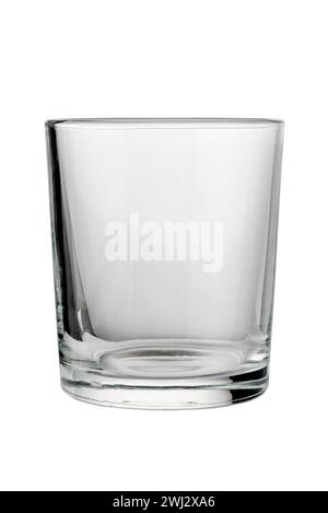 Sfinestratura in vetro vuoto - bicchiere di whisky vuoto isolato su bianco con percorso di ritaglio incluso Foto Stock