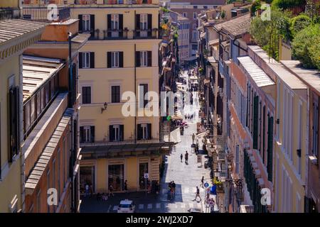 Roma, IT - 11 agosto 2023: Vista dall'alto di una strada a Roma Foto Stock