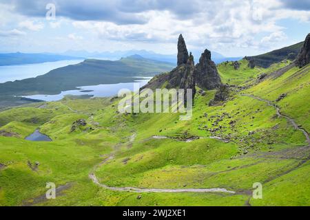 Old Man of Storr paesaggio suggestivo, punto di riferimento dell'Isola di Skye, Scozia, Regno Unito, Europa Foto Stock