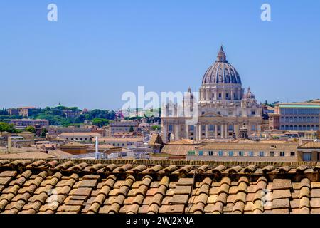 Roma, IT - 11 agosto 2023: Vista dall'alto del Vaticano e della Basilica di San Pietro Foto Stock