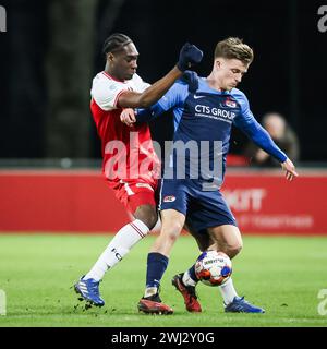 Utrecht, Paesi Bassi. 12 febbraio 2024. UTRECHT, 12-02-2024, Zoudenbalch, Keuken Kampioen Divisie, calcio olandese, stagione 2023/2024, durante la partita Jong Utrecht - Jong AZ, Jong FC Utrecht giocatore Gibson Yah, Jong AZ giocatore Nick Koster credito: Pro Shots/Alamy Live News Foto Stock