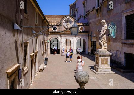 Roma, IT - 11 agosto 2023: Statua in marmo di San Michele di Raffaello da Montelupo a Castel Sant'Angelo Foto Stock