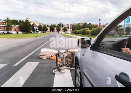 Incidente d'auto sul marciapiede. Il veicolo colpisce la carrozza del bambino. Foto Stock